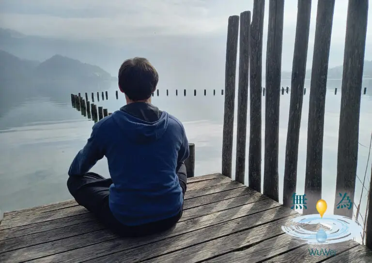 Simon Girol en méditation au bord d’un lac